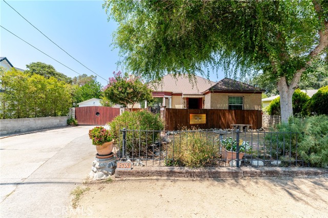 Detail Gallery Image 2 of 33 For 2707 Windsor Ave, Altadena,  CA 91001 - 2 Beds | 2 Baths