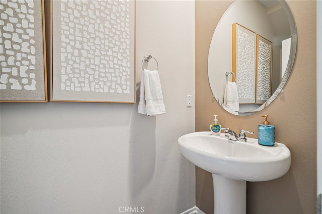 https://media.crmls.org/medias/b2a33d1a-2f35-4e0d-a9de-42148bde5387.jpg?preset=X-Large