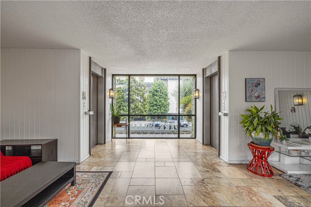 525 S Ardmore Ave, Los Angeles CA: https://media.crmls.org/medias/b2a5e047-ea71-4d7b-b4d3-93fc9f1cab77.jpg