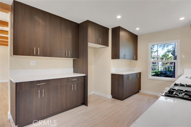 Detail Gallery Image 12 of 53 For 17024 Sherman Way, Van Nuys,  CA 91406 - 6 Beds | 4 Baths