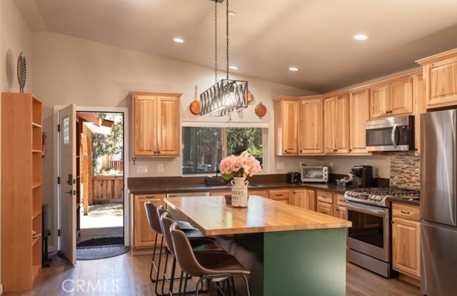 Detail Gallery Image 12 of 34 For 905 W Aeroplane Bld, Big Bear City,  CA 92314 - 3 Beds | 2 Baths