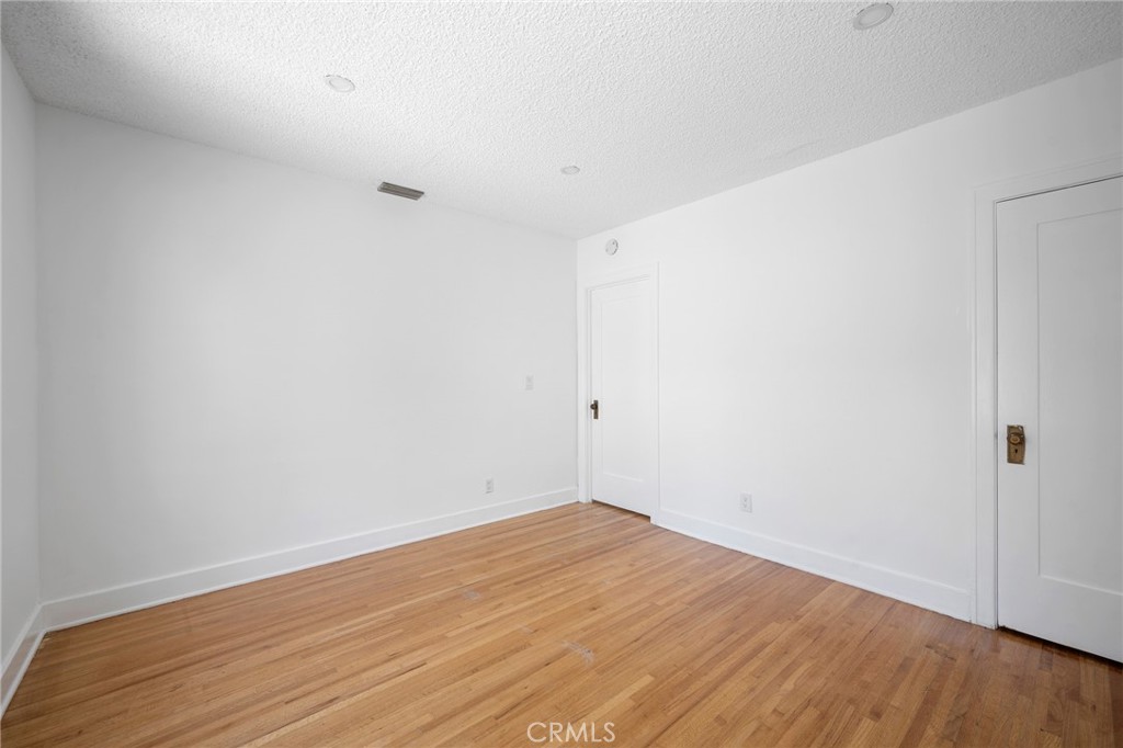 https://media.crmls.org/medias/b2aa3b06-7309-4bf7-bf3e-26d5163cf77f.jpg?preset=X-Large