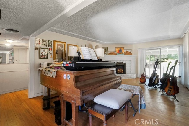 1633 Montgomery Road, Thousand Oaks CA: https://media.crmls.org/medias/b2aa913e-2301-4123-a4f6-8a6bc072c688.jpg