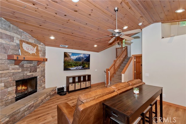 Detail Gallery Image 9 of 32 For 676 Lake Dr, Lake Arrowhead,  CA 92352 - 2 Beds | 2/1 Baths