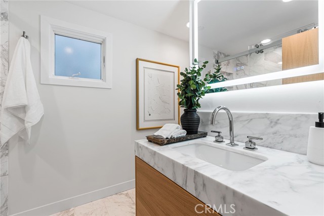 105 A Surfside Avenue, Surfside CA: https://media.crmls.org/medias/b2ade029-f393-4df1-b9b1-4ba77fb3069c.jpg