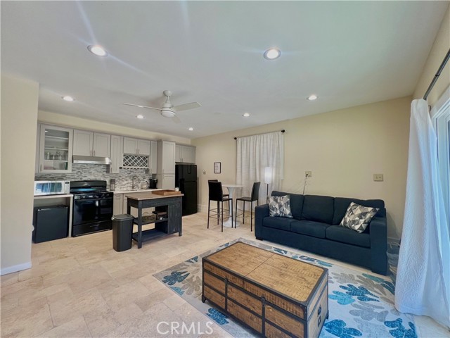 Detail Gallery Image 4 of 19 For 17401 Raymer St, Northridge,  CA 90039 - 1 Beds | 1 Baths