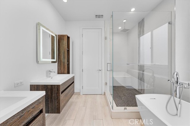 2214 Warfield Avenue, Redondo Beach, California 90278, 4 Bedrooms Bedrooms, ,3 BathroomsBathrooms,Residential,Sold,Warfield,SB24110583