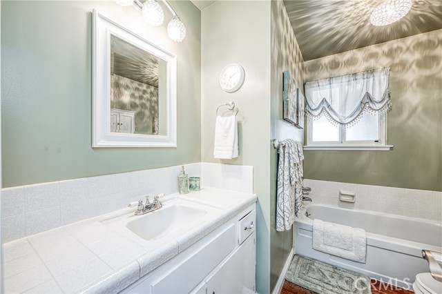 1430 W Bush Street, Lemoore CA: https://media.crmls.org/medias/b2b1f7f1-40b4-4959-bef3-b650aed3aee3.jpg