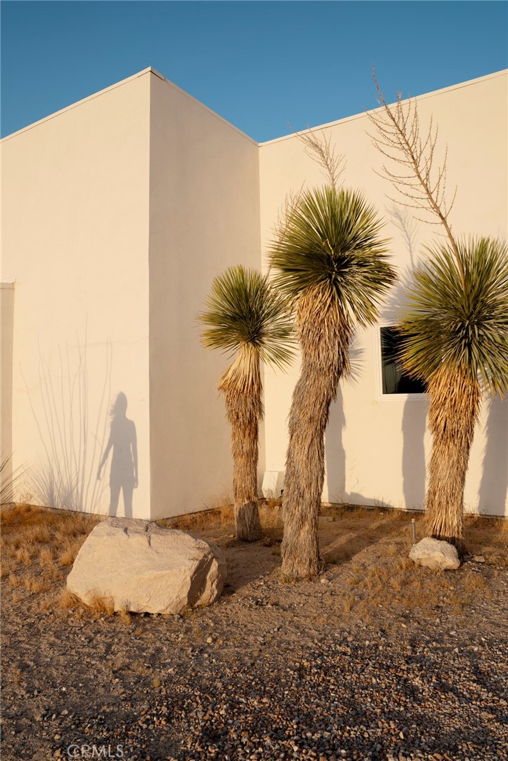https://media.crmls.org/medias/b2b3ab17-e066-447d-b4c7-48908f61a5ba.jpg?preset=X-Large