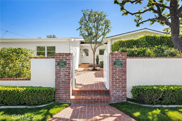 Detail Gallery Image 4 of 40 For 1924 Beryl Ln, Newport Beach,  CA 92660 - 4 Beds | 3/1 Baths