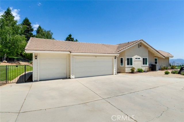 13288 Oak Crest Drive, Yucaipa CA: https://media.crmls.org/medias/b2b65532-b935-431a-932a-ccfca9d300dc.jpg