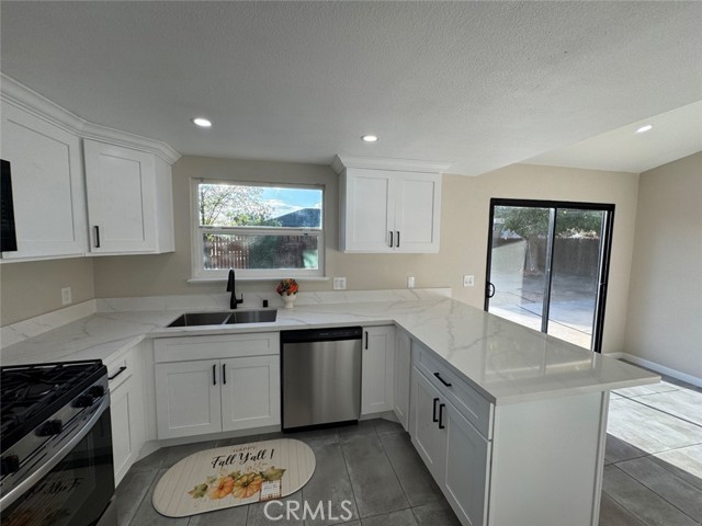 15012 Chuparosa, Victorville CA: https://media.crmls.org/medias/b2b665e6-b78b-4494-a165-654458a03229.jpg