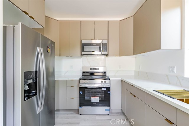 Detail Gallery Image 10 of 24 For 17428 Roscoe Bld, Northridge,  CA 91325 - 2 Beds | 2/1 Baths