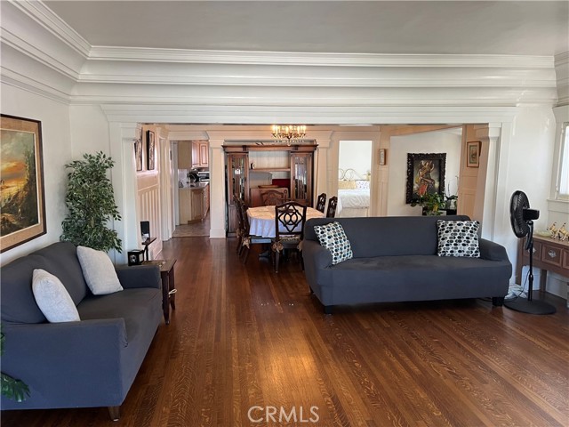 138 N Dillon Street, Los Angeles CA: https://media.crmls.org/medias/b2b7473a-5002-475f-9636-e5088f4765a8.jpg