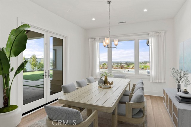 Virtually staged dining room