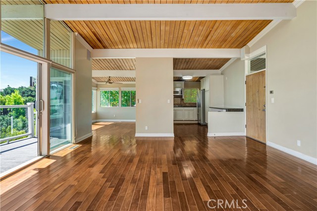 Detail Gallery Image 7 of 32 For 5102 Medina Rd, Woodland Hills,  CA 91364 - 2 Beds | 2 Baths