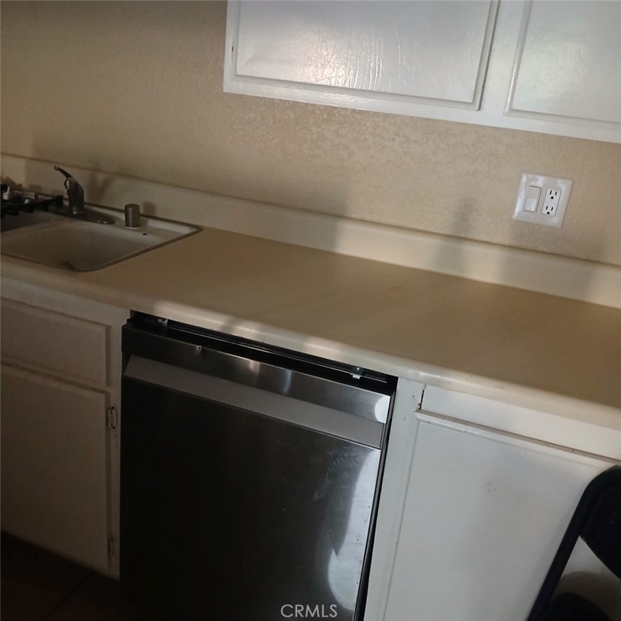https://media.crmls.org/medias/b2b9355e-289d-4af1-aa1b-9fbcdfdc3f0e.jpg?preset=X-Large
