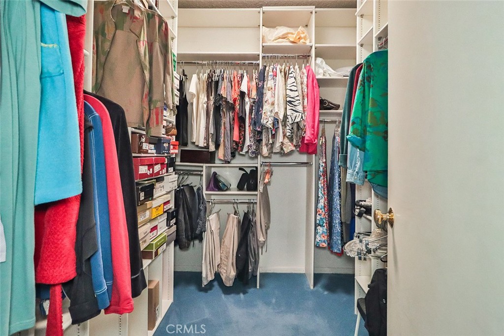 https://media.crmls.org/medias/b2b96de7-47be-4df2-9293-76b763b3def8.jpg?preset=X-Large