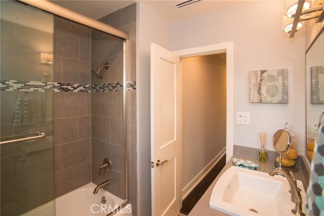 Detail Gallery Image 10 of 15 For 214 via Anita, Redondo Beach,  CA 90277 - 4 Beds | 3/1 Baths