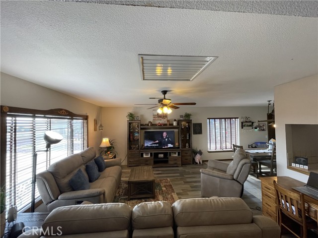 Detail Gallery Image 10 of 56 For 18428 Siskiyou Rd, Apple Valley,  CA 92307 - 3 Beds | 2 Baths