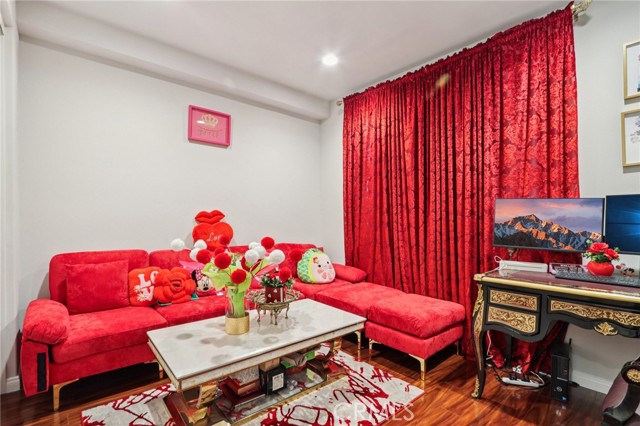 Detail Gallery Image 12 of 37 For 13225 Victory Bld, Valley Glen,  CA 91401 - 3 Beds | 3/1 Baths