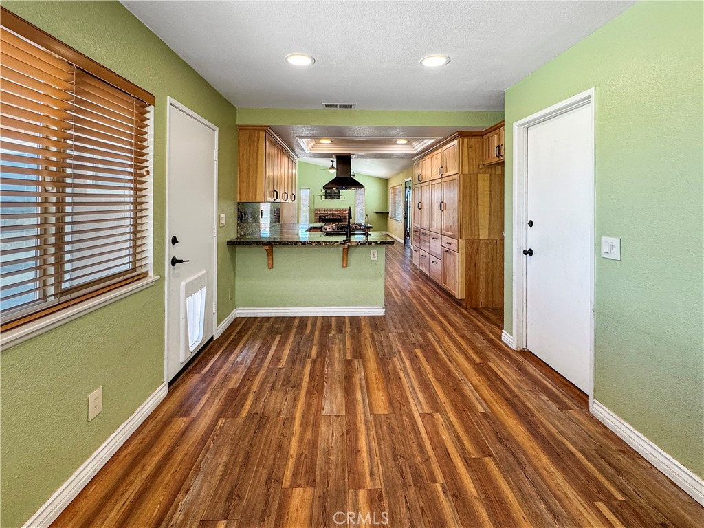 https://media.crmls.org/medias/b2be3f6e-0d79-481e-8e1a-548f5c459dd0.jpg?preset=X-Large