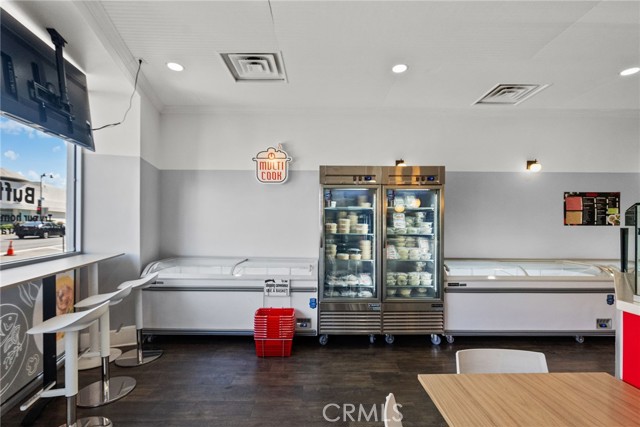 5466 Wilshire Boulevard, Los Angeles CA: https://media.crmls.org/medias/b2bfc890-a7a3-467a-87c5-9c6a0627d6a4.jpg