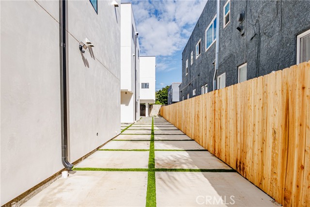 Detail Gallery Image 19 of 75 For 5209 W 20th, Los Angeles,  CA 90016 - – Beds | – Baths