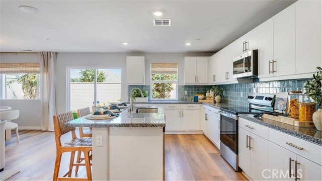 Detail Gallery Image 3 of 20 For 14156 Serene Skies Ct, Jurupa Valley,  CA 92509 - 3 Beds | 2/1 Baths