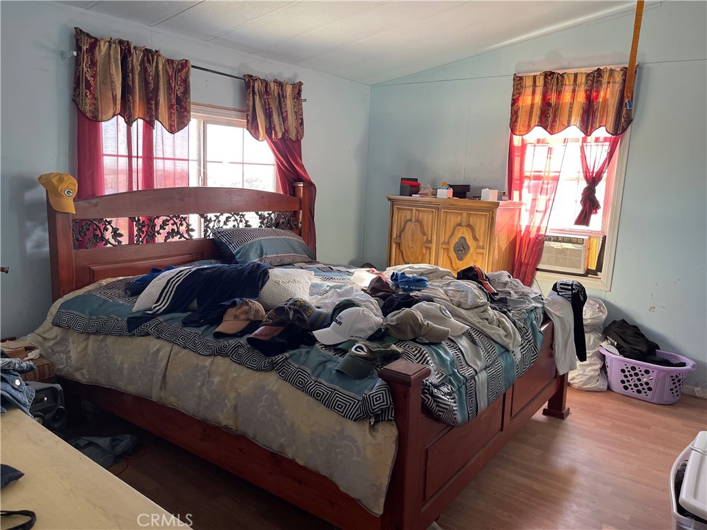 https://media.crmls.org/medias/b2c676a3-7216-46e5-a3ec-55da60802c1b.jpg?preset=X-Large