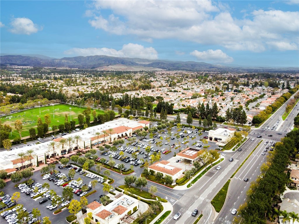 https://media.crmls.org/medias/b2c682a7-ac9a-4d24-b18b-a7b245ccbf50.jpg?preset=X-Large