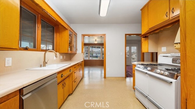 Detail Gallery Image 9 of 21 For 15849 San Jose Ave, La Puente,  CA 91744 - 5 Beds | 2/1 Baths