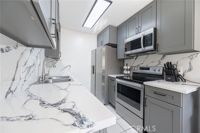 Detail Gallery Image 9 of 54 For 121 Sinclair Ave #207,  Glendale,  CA 91206 - 2 Beds | 2 Baths