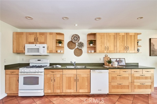 4725 Cardena, Yorba Linda CA: https://media.crmls.org/medias/b2d31fa9-9097-4b3a-83f7-a1c67a5f014c.jpg