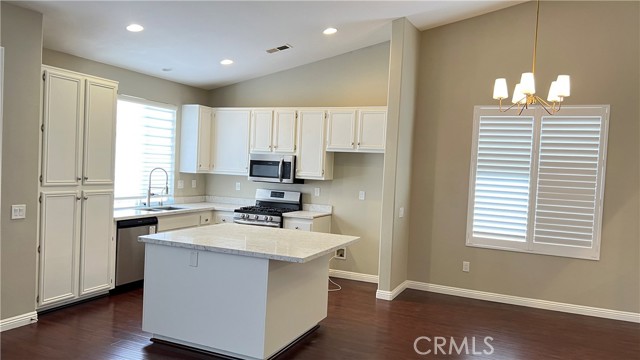 Detail Gallery Image 10 of 21 For 679 Shasta Dr, Corona,  CA 92881 - 3 Beds | 2 Baths