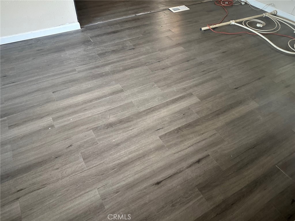 https://media.crmls.org/medias/b2d6687b-cb8e-4e3b-9a44-9965108bc57b.jpg?preset=X-Large