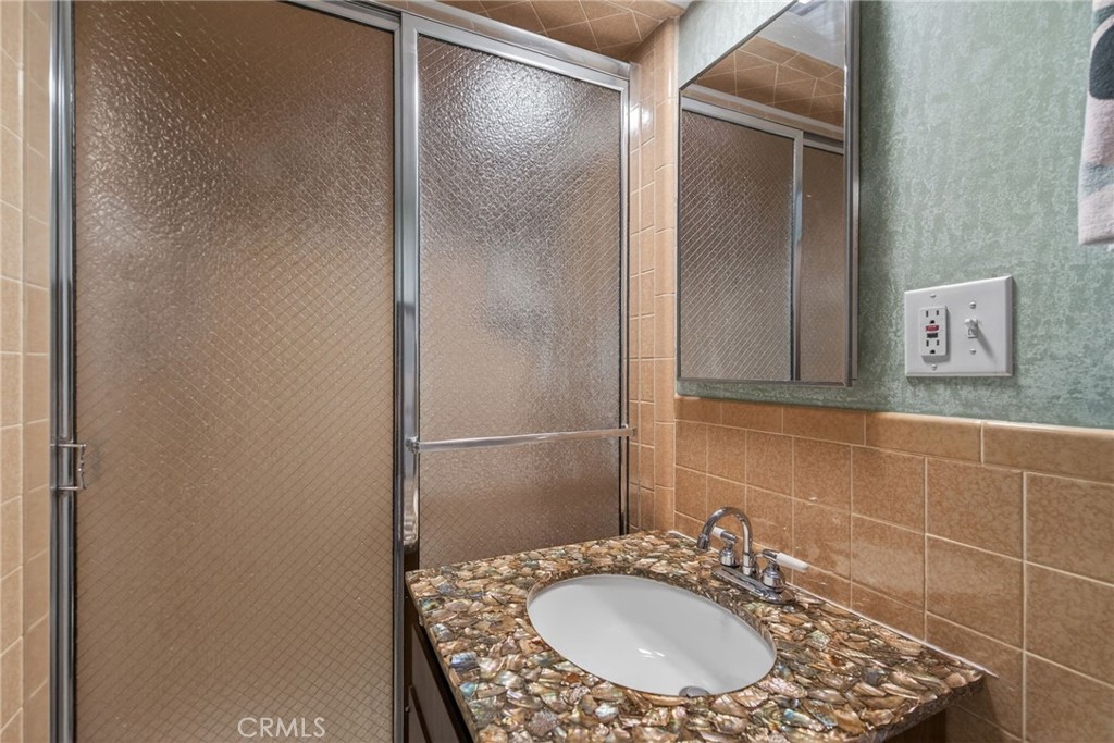 https://media.crmls.org/medias/b2d675c3-1e61-4461-935a-7ed679a5936c.jpg?preset=X-Large