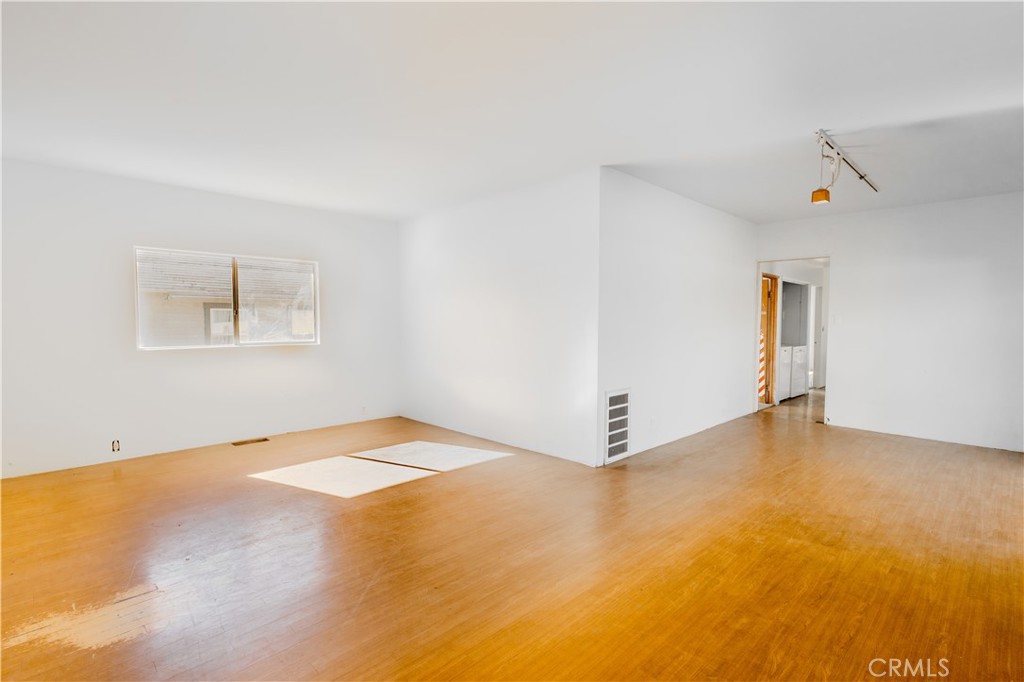 https://media.crmls.org/medias/b2dd9fce-7b3b-4726-aaa1-575a82551289.jpg?preset=X-Large