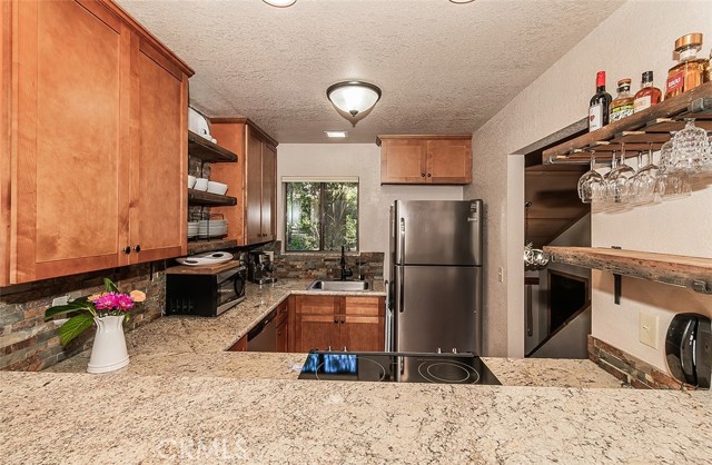 Detail Gallery Image 5 of 28 For 40744 Oakwoods, Shaver Lake,  CA 93664 - 2 Beds | 2 Baths