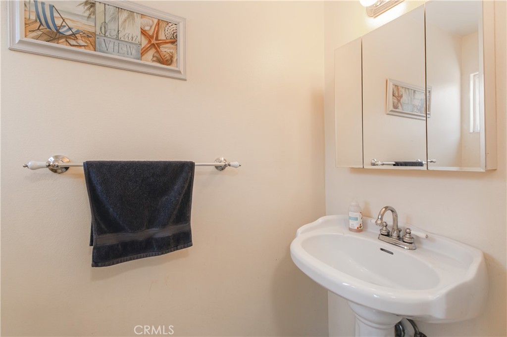https://media.crmls.org/medias/b2e28c7f-d39b-4349-b4f5-72cae2118f33.jpg?preset=X-Large