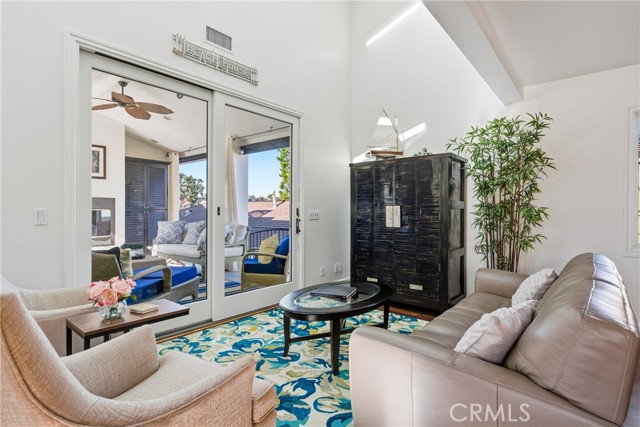 Detail Gallery Image 11 of 27 For 426 1/2 Narcissus #2,  Corona Del Mar,  CA 92625 - 2 Beds | 2/1 Baths