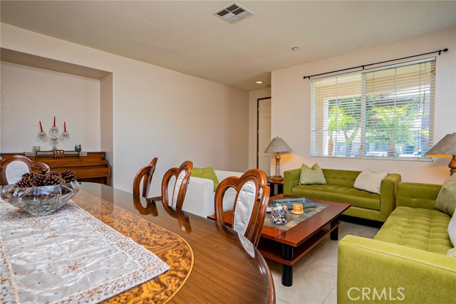 15138 Holiday Drive, Fontana CA: https://media.crmls.org/medias/b2e9f394-b3b2-43d1-951a-ad516574759e.jpg