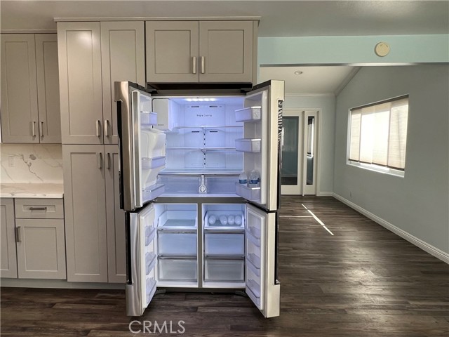 Detail Gallery Image 8 of 42 For 18614 Liggett St, Northridge,  CA 91324 - 5 Beds | 3/1 Baths