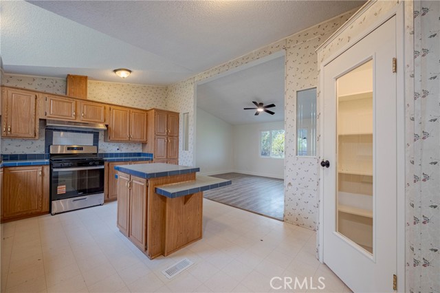 4000 Mariposa Way, Merced CA: https://media.crmls.org/medias/b2eb147b-6bb5-47f2-9789-91c84d8601aa.jpg