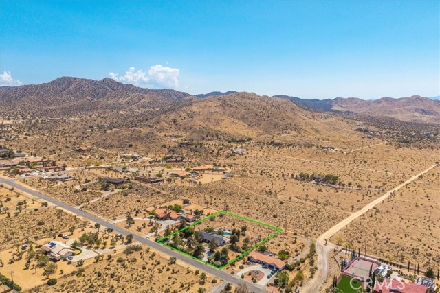 9124 Joshua Lane, Yucca Valley CA: https://media.crmls.org/medias/b2eca61f-63f6-4e43-a3ad-3fb433b0720c.jpg