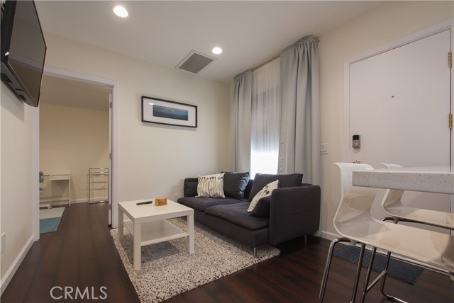 239 W Hillcrest Boulevard, Inglewood CA: https://media.crmls.org/medias/b2ee7745-4212-480f-8e58-b7362d4c3929.jpg