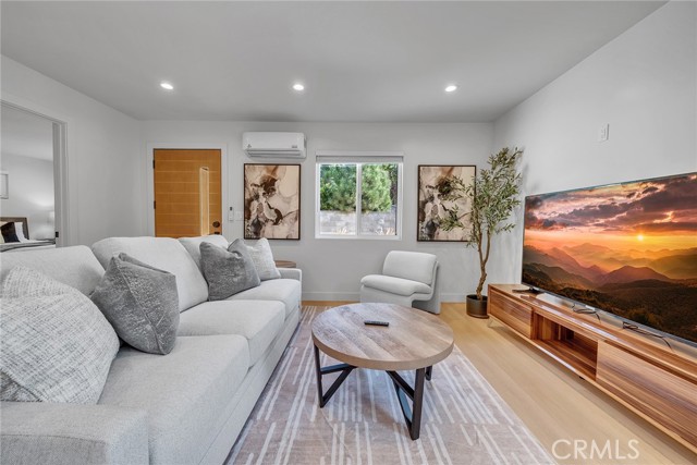 Detail Gallery Image 1 of 22 For 15335 Lemay St, Van Nuys,  CA 91406 - 2 Beds | 2 Baths