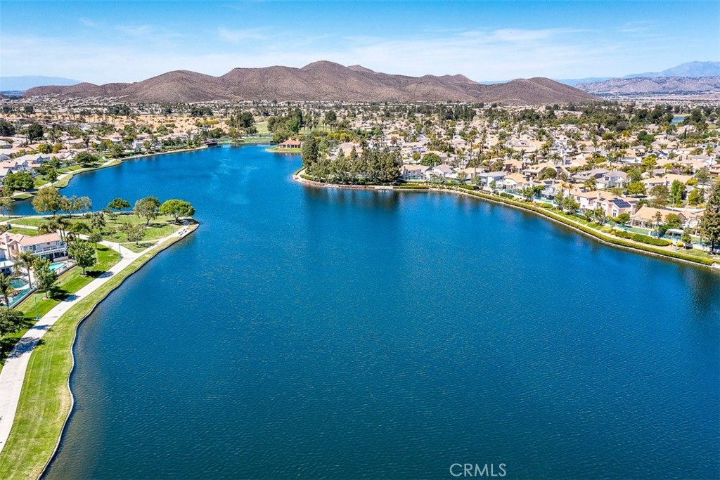 https://media.crmls.org/medias/b2f5667c-9c5d-4bca-9307-c3c8c86874d1.jpg?preset=X-Large