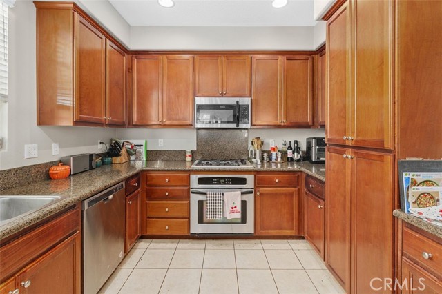 Detail Gallery Image 11 of 39 For 814 Pyramid Ct, Corona,  CA 92880 - 4 Beds | 2/1 Baths