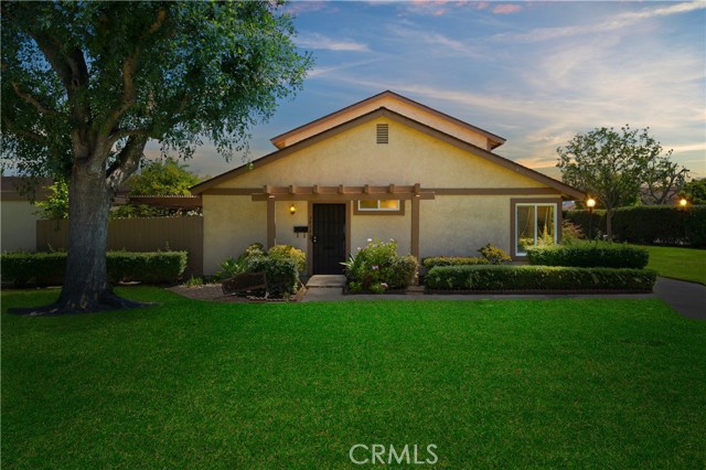 341 Carriage Drive, Santa Ana CA: https://media.crmls.org/medias/b2f8a795-13b5-4a4c-992d-54e915d2a66d.jpg